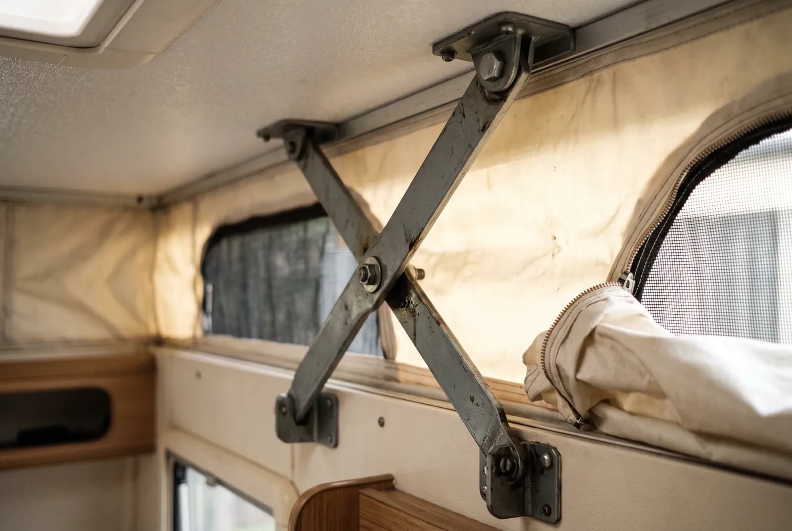 Doek, ritsen en rubbers: onderhoud dat een gewone caravan niet kent